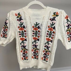 Lilu Lilu, Size XS, Cream floral embroidered knit top, short-sleeve.